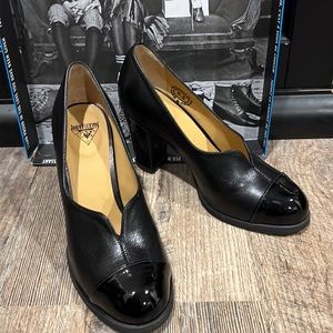 FLUEVOG: ATTIC IRIS PATENT TOED PUMP - Size: W6.5 (New)